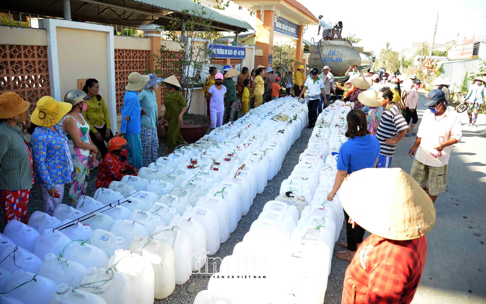 Riêng xã Tân Phước, có gần 3.500 hộ với gần 18.000 nhân khẩu đang bị thiếu nước sinh hoạt. Các xã khác thuộc huyện Gò Công Đông cũng đang lâm vào cảnh tương tự.