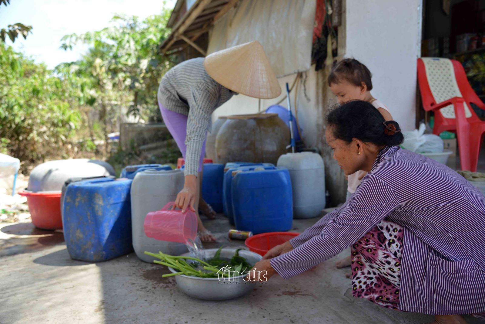 Nước sạch được phát miễn phí được gia đình cô Nguyễn Thị Lợi ấp 5, xã Tân Phước dùng rất tiết kiệm trong sinh hoạt.