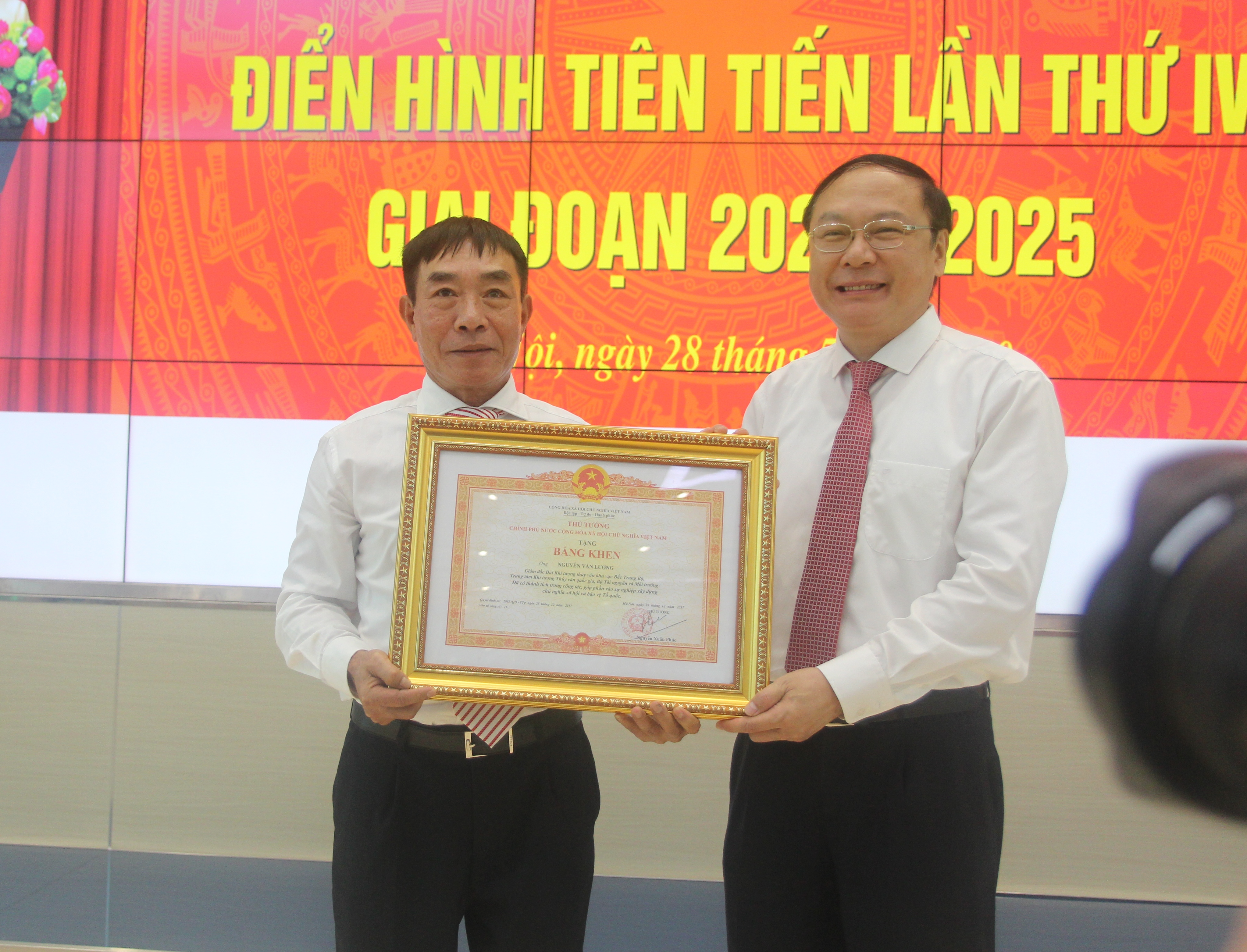 Bằng khen của Thủ tướng Chính phủ cho ông Nguyễn Văn Lượng – Giám đốc Đài KTTV khu vực Bắc Trung Bộ